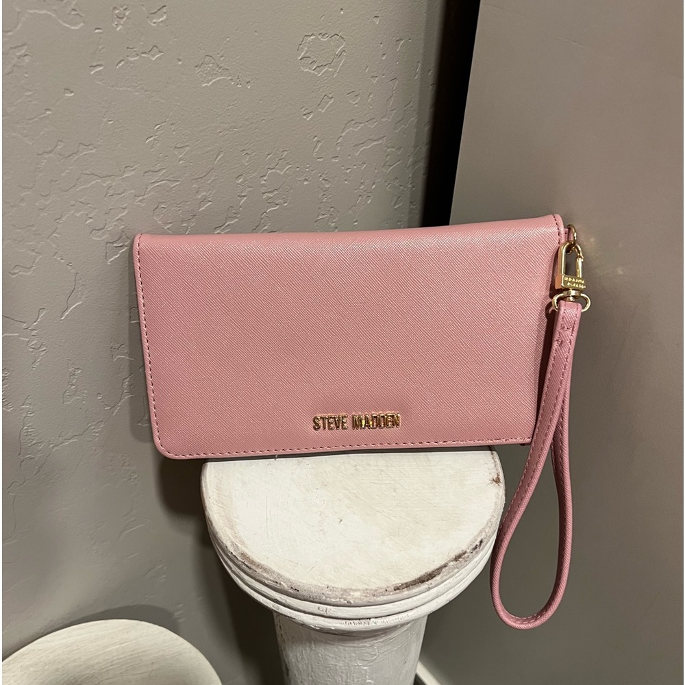 NWOT Steve Madden wristlet zipped wallet. Pretty Pink.